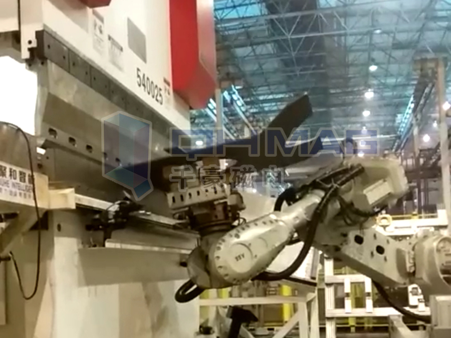  突破！電永磁在機(jī)器人折彎自動化的應(yīng)用（千豪案例）