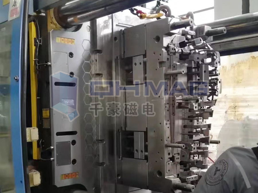 海天800T注塑機磁力換模帶給企業(yè)的經(jīng)濟效益