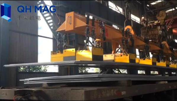 多張鋼板吊裝搬運(yùn)使用這個(gè)吊具很安全