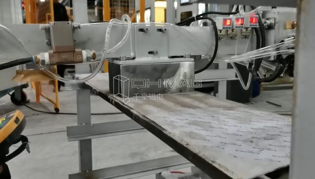 機械手電永磁鐵穩(wěn)固吊運3mm氣隙板料