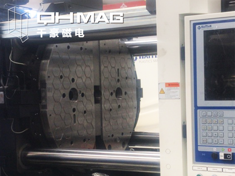 注塑機磁力模板輕松安裝，提升換模效率