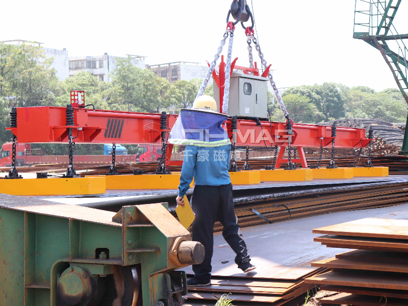 湖南省內(nèi)最大的鋼材市場——正式引入了一款革命性的卸貨神器——電永磁吊具