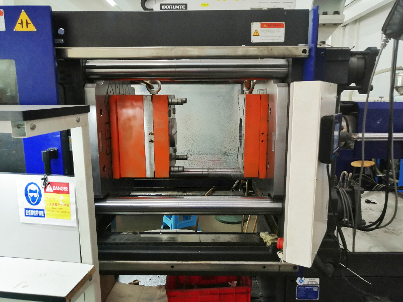 新能源汽車(chē)行業(yè)驅(qū)動(dòng)下的注塑換模效率提升：千豪磁力模板的應(yīng)用